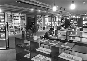 读者正在书店内安静地阅读。河南省新华书店发行集团 供图